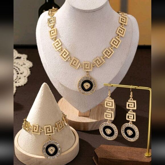 Designer Inspired Lion Necklace Bracelet & Earrings Set - Picture 1 of 6